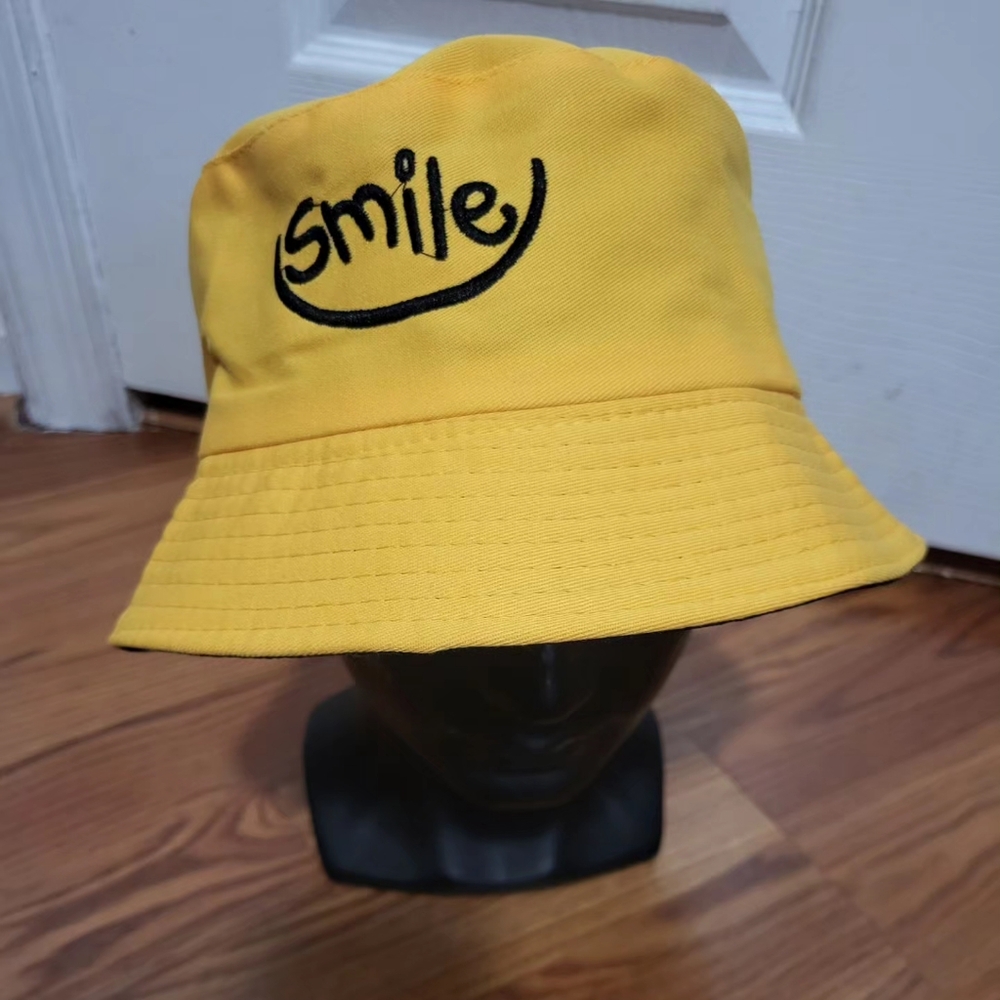 Smiley flipside bucket hat